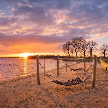 Luxus Im Schoenen Recratiepark De Veerstal 木屋 雷登