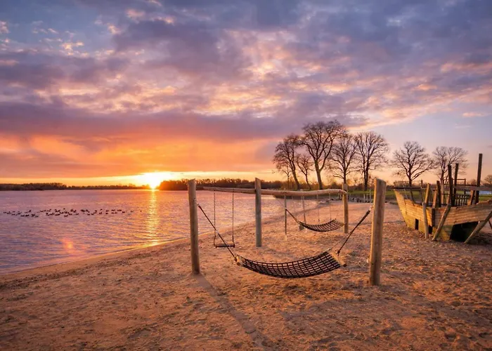 Luxus Im Schoenen Recratiepark De Veerstal 木屋 雷登