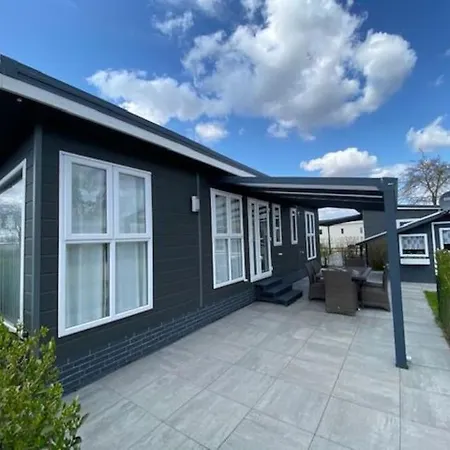 Luxus Im Schoenen Recratiepark De Veerstal בקתה